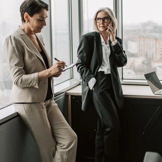 h10-10 business women meeting